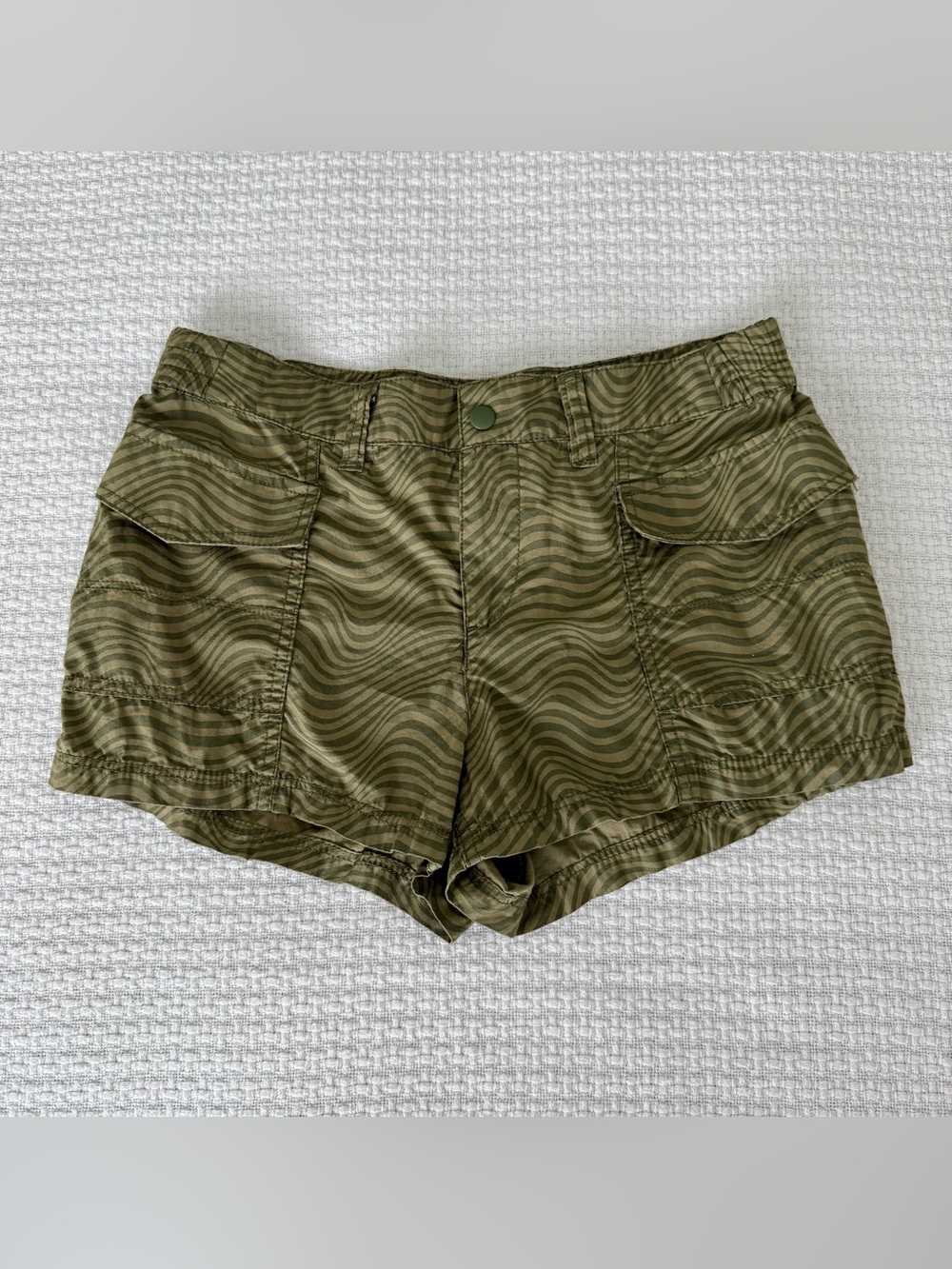H&M Divided Green wavy stripe pattern cargo shorts women’s 6, summer shorts